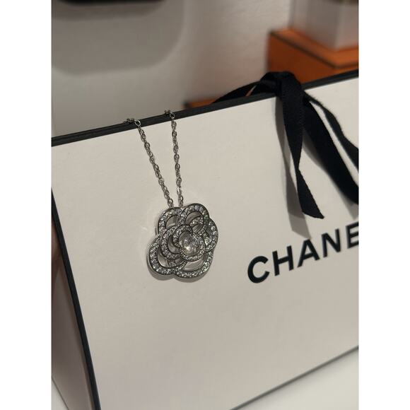 Chan*l Camillia necklacl silver - Picture 1 of 4